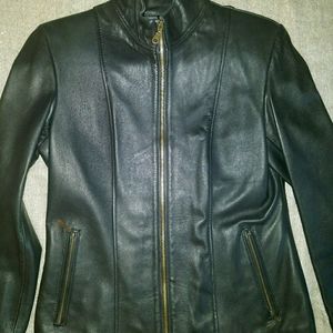 GENAN LEATHER JACKET WITH 2 SIDE POCKETS!